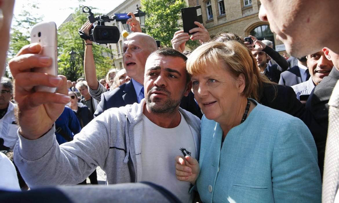 11desk sotto merkel centro accoglienza profughi selfie 3