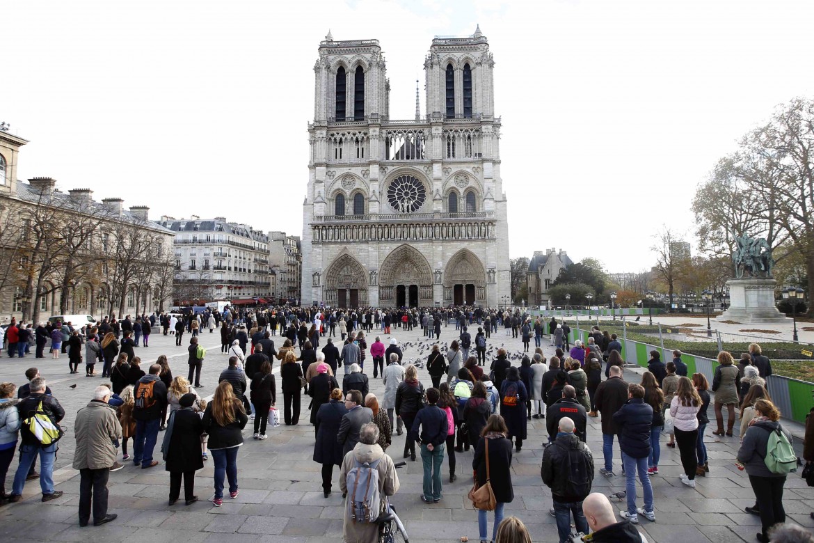 17desk5 piccola francia attacco parigi minuto silenzio dfy4