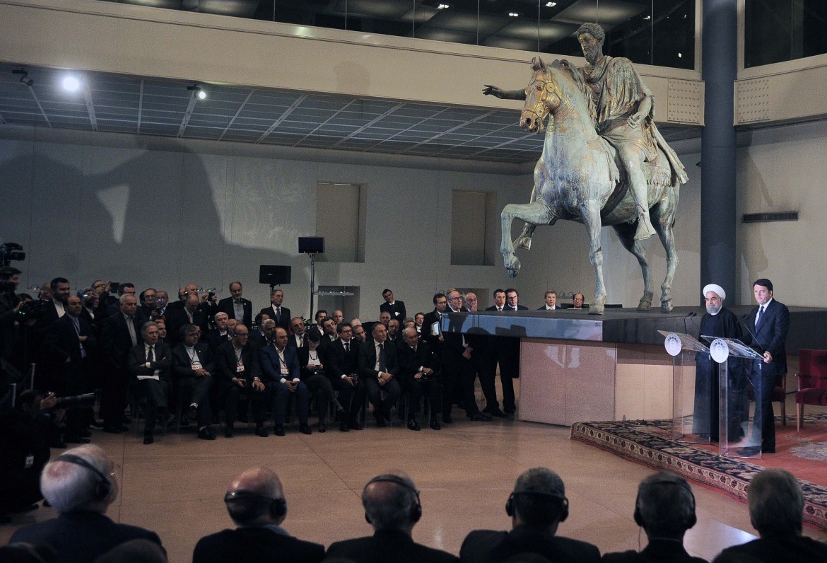 renzi e il presidente iraniano Hassan Rouhani ai musei capitoli foto lapresse